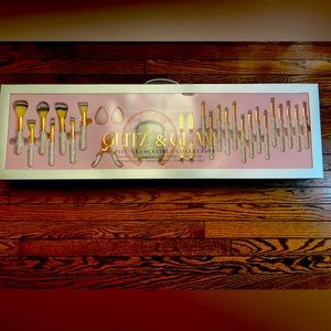 Glitz and Glam 30 piece brush set